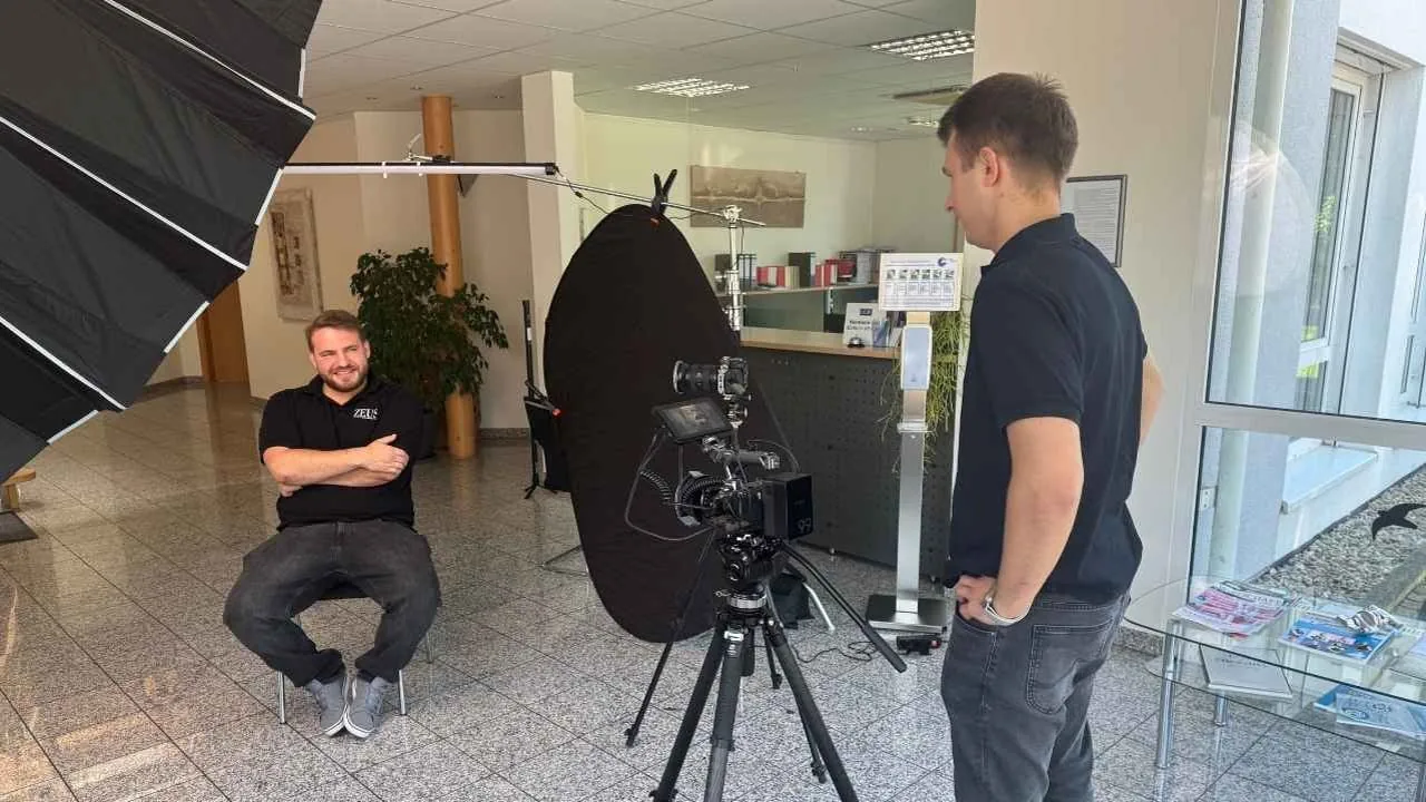 Interview-Situation vor Ort: Interviewgast vor Softbox und Kinokamera