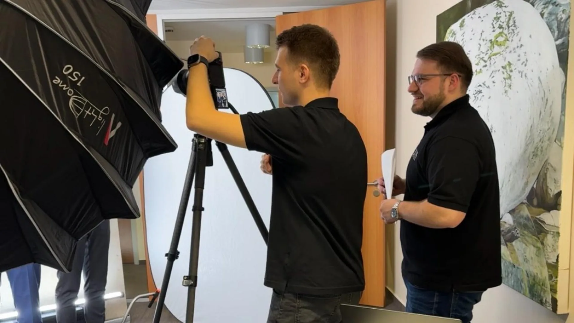 Produktionsteam richtet das Kamera-Rig für den Drehtag beim Kunden ein